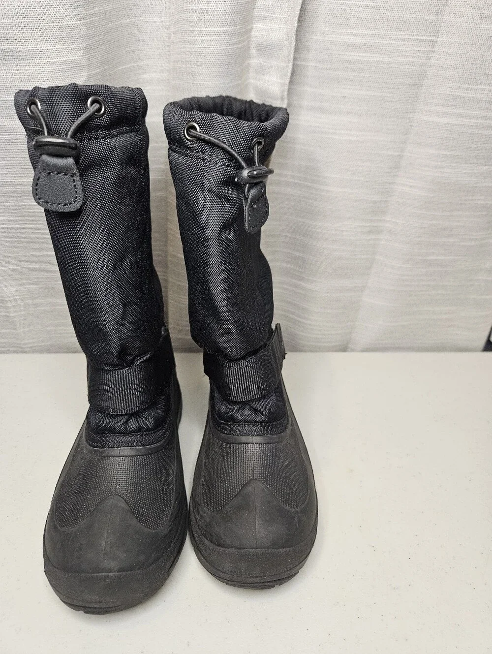 Kid's Kamik snow boots size 4 Black